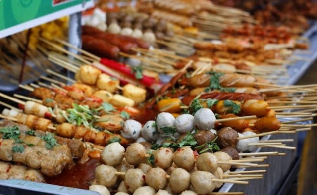 Aliments vendus aux abords des écoles : les parents doivent être informés - Photo 1. Những món ăn bán cổng trường phụ huynh cần lưu ý- Ảnh 1.