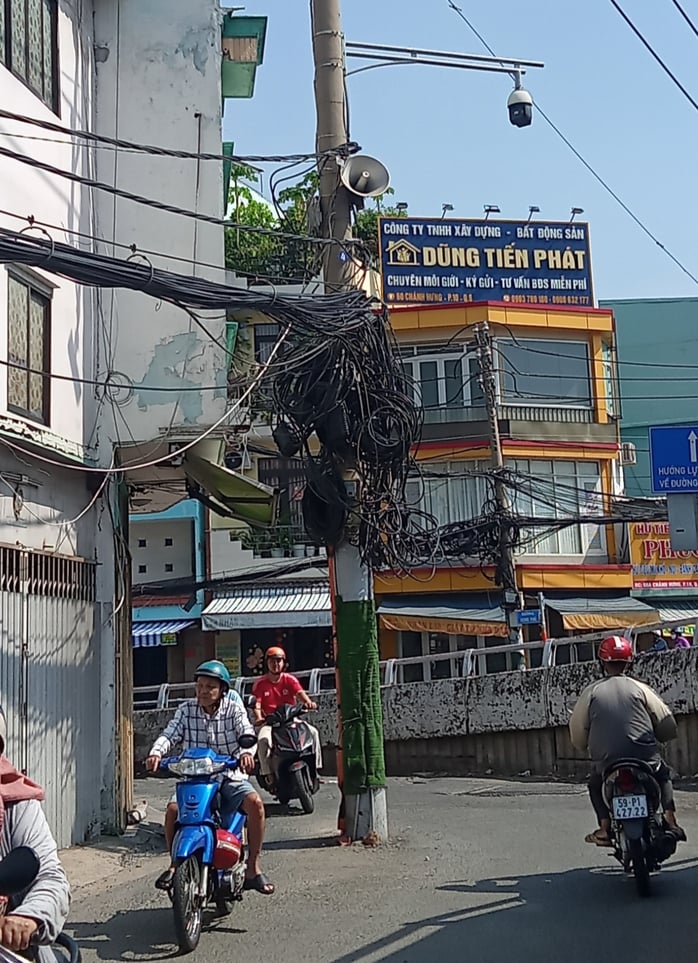 Mối nguy từ trụ điện - Ảnh 1.