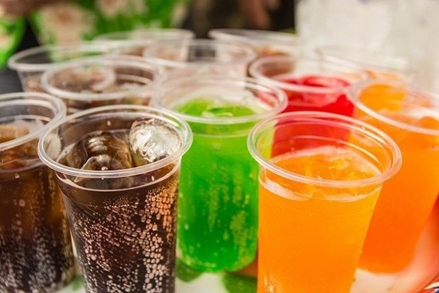 Aliments vendus aux abords des écoles : les parents doivent être informés - Photo 2. Những món ăn bán cổng trường phụ huynh cần lưu ý- Ảnh 2.