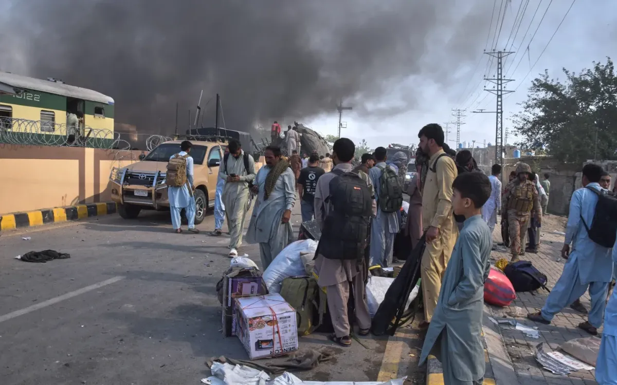 Các tình nguyện viên tìm kiếm nạn nhân bên trong toa tàu bị lật sau vụ nổ bom ở Quetta, Pakistan, ngày 24/5/2026. (Ảnh: AP)