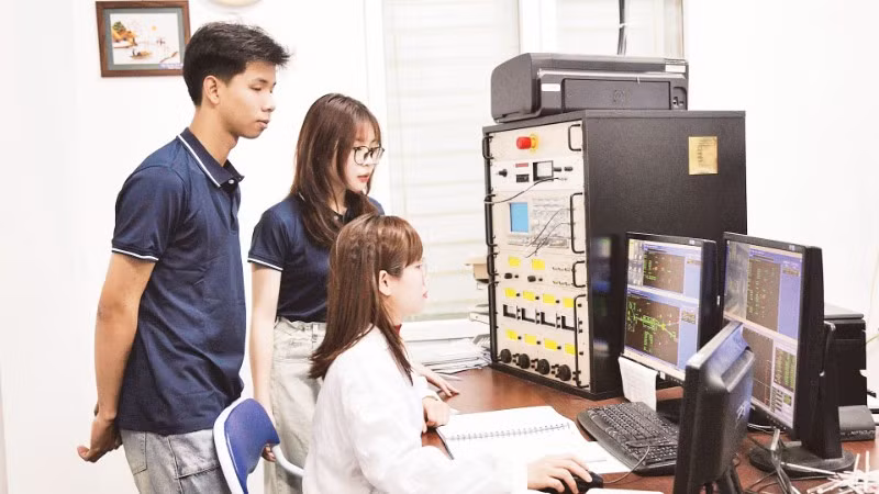 Onderzoeks- en experimentele activiteiten bij het Centrum voor Nano en Energie, Vakgroep Natuurkunde, Faculteit Wetenschappen, Nationale Universiteit van Vietnam, Hanoi. (Foto: DO NGOC)