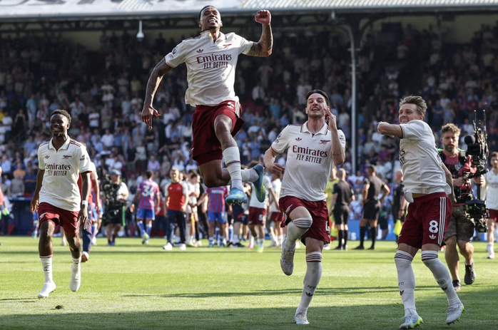 Arsenal nâng cúp vô địch Premier League sau 22 năm chờ đợi - Ảnh 1.