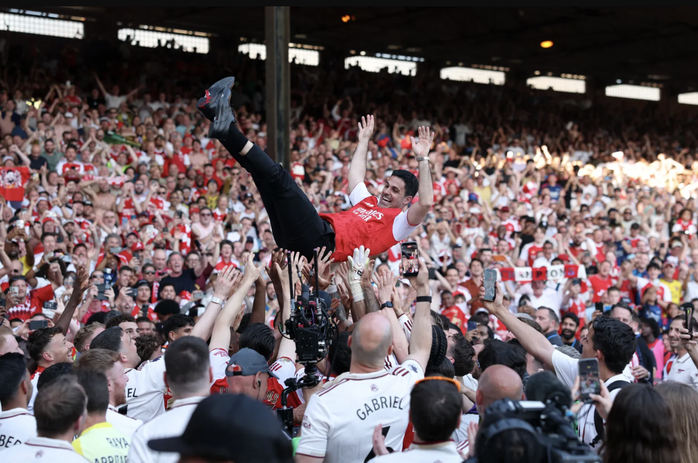 Arsenal nâng cúp vô địch Premier League sau 22 năm chờ đợi - Ảnh 3.