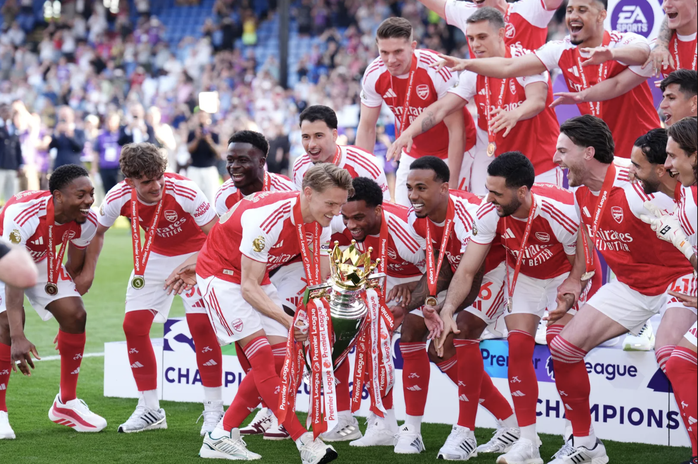 Arsenal nâng cúp vô địch Premier League sau 22 năm chờ đợi - Ảnh 4.