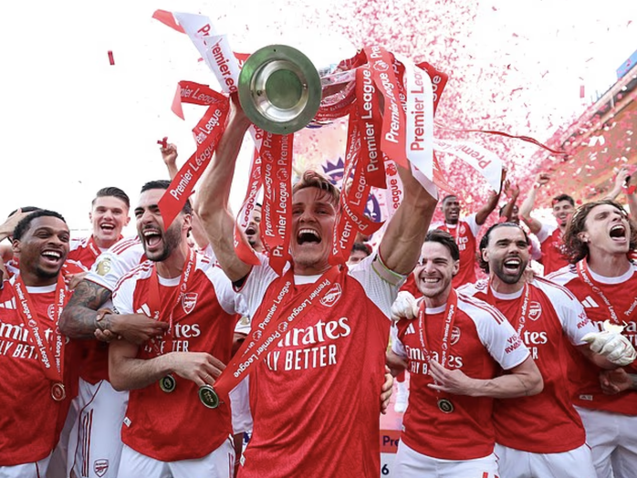 Arsenal nâng cúp vô địch Premier League sau 22 năm chờ đợi - Ảnh 5.