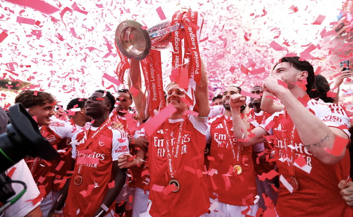 Arsenal nâng cúp vô địch Premier League sau 22 năm chờ đợi - Ảnh 6.