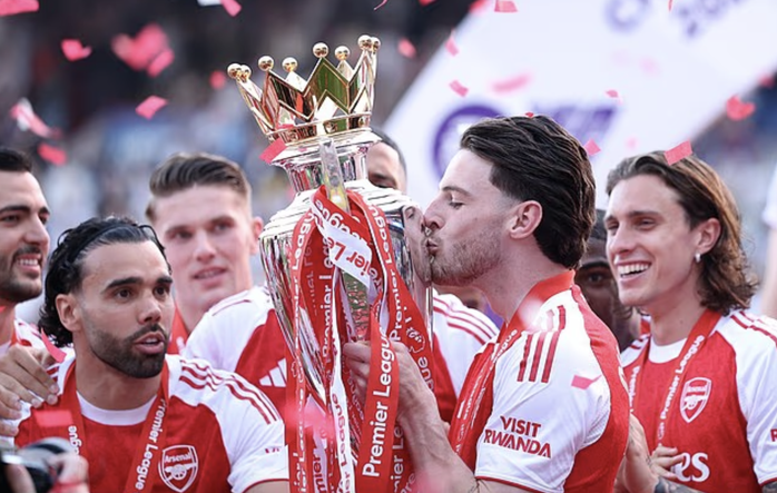 Arsenal nâng cúp vô địch Premier League sau 22 năm chờ đợi - Ảnh 7.