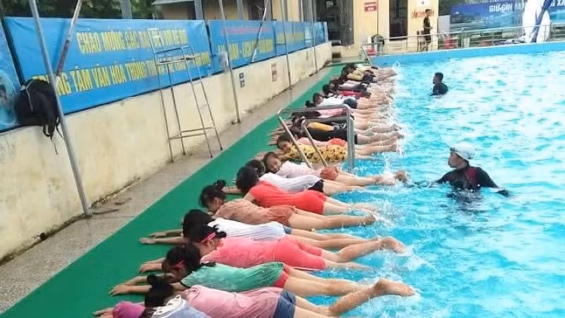Một lớp dạy bơi cho các em nhỏ ở thành phố Nam Định, tỉnh Nam Định. 