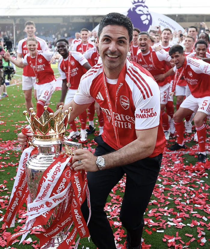 Arsenal nâng cúp vô địch Premier League sau 22 năm chờ đợi - Ảnh 9.