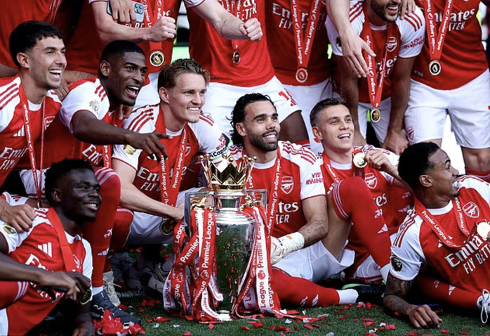 Arsenal nâng cúp vô địch Premier League sau 22 năm chờ đợi - Ảnh 10.