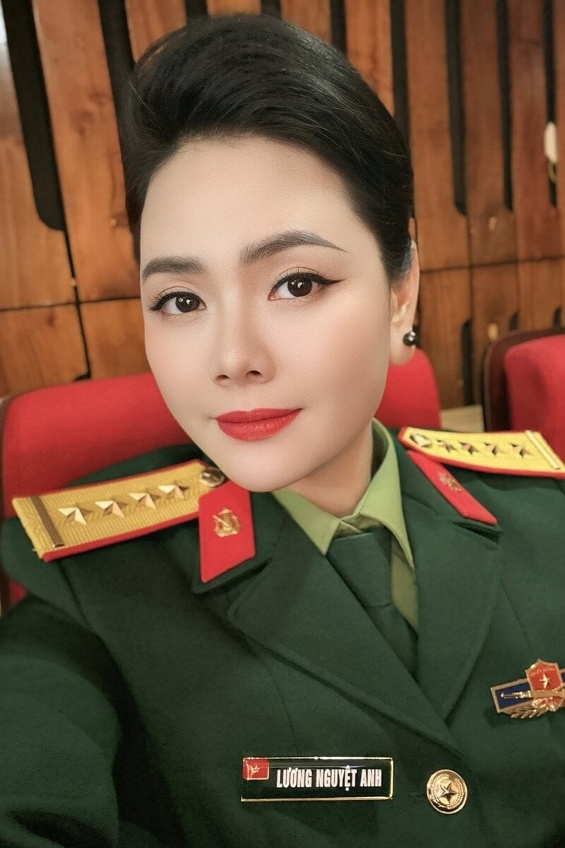 El cantante Luong Nguyet Anh con uniforme militar.