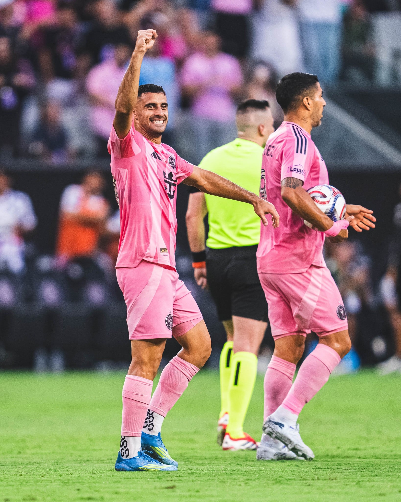 https://static-images.vnncdn.net/vps_images_publish/000001/000003/2026/5/25/suarez-inter-miami-3-403.jpg