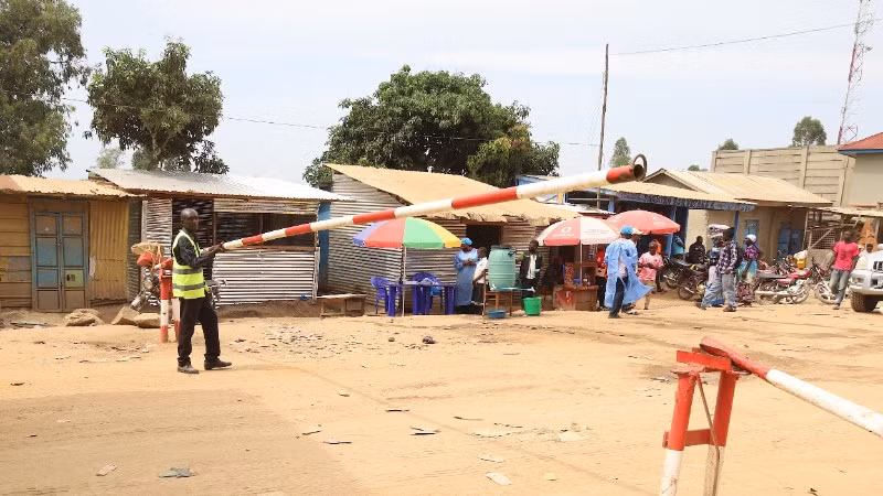 Nhân viên gác tại điểm vào thủ phủ Bunia, tỉnh Ituri, CHDC Congo, tâm điểm bùng phát và lây lan dịch Ebola, ngày 24/5/2026. (Ảnh: THX/TTXVN)