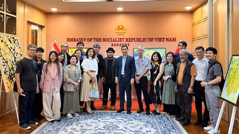 Đại sứ Việt Nam tại Thái Lan Phạm Việt Hùng cùng các họa sĩ hai nước tại chương trình. (Ảnh: Đại sứ quán Việt Nam tại Thái Lan)