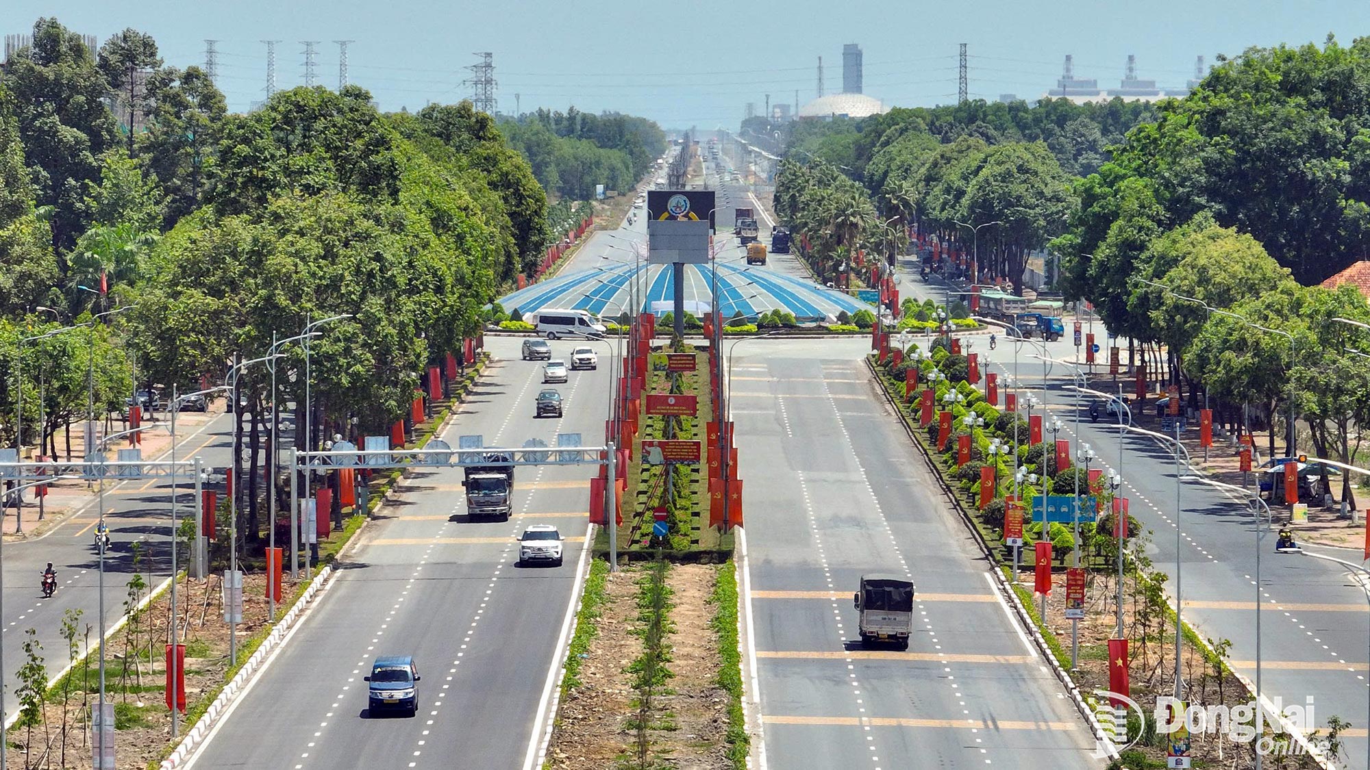 Der Ton Duc Thang Boulevard (25B) mit 10 Fahrspuren verbindet das Zentrum von Ho-Chi-Minh-Stadt mit Nhon Trach und dem Flughafen Long Thanh.