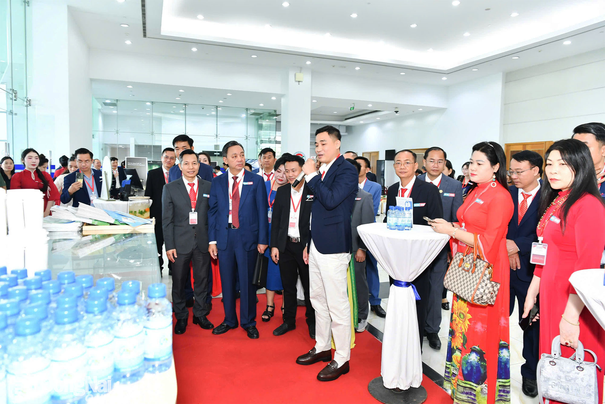 Anh Nguyễn Xuân Đào, Chủ tịch HĐTV Công ty TNHH TMDV Thực phẩm Á Châu, chia sẻ về hành trình đến với lĩnh vực suất ăn công nghiệp. Ảnh: Lê Hà