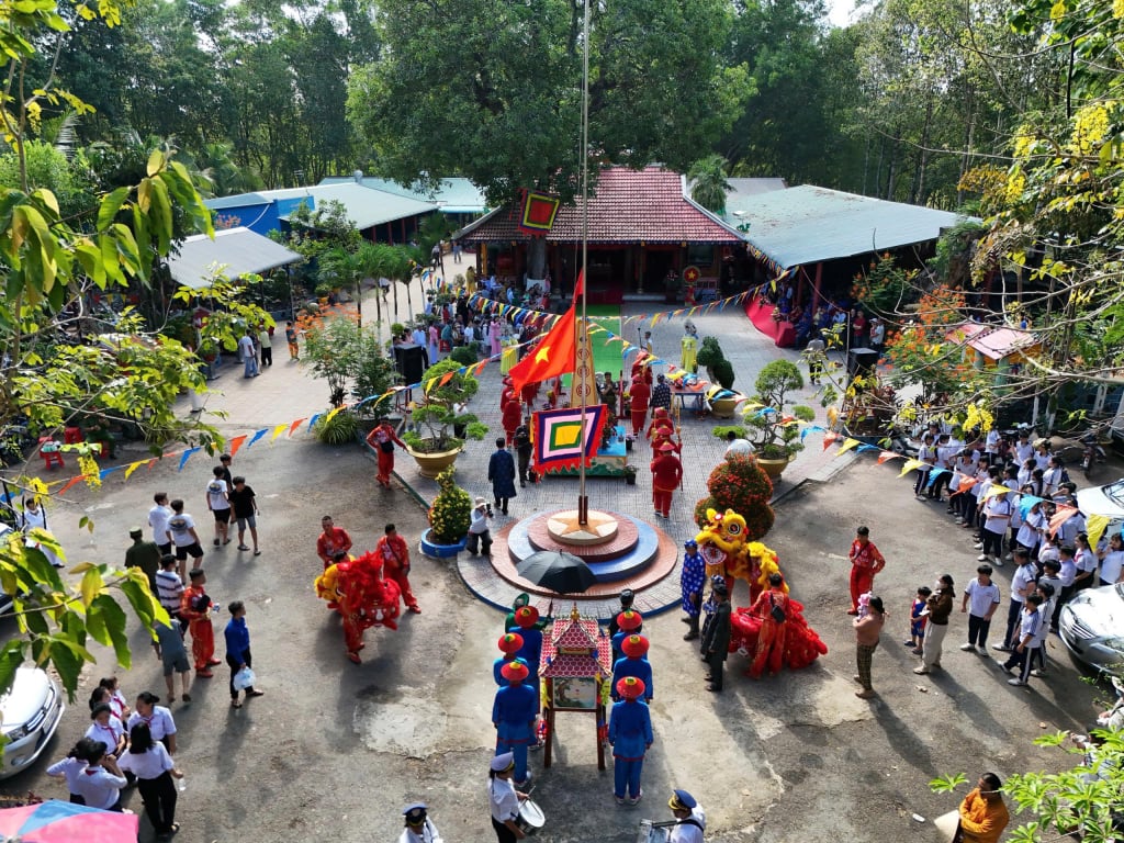 Ritual membawa stempel dan dekrit kekaisaran dari makam Lord Huynh Cong Thang ke kuil.