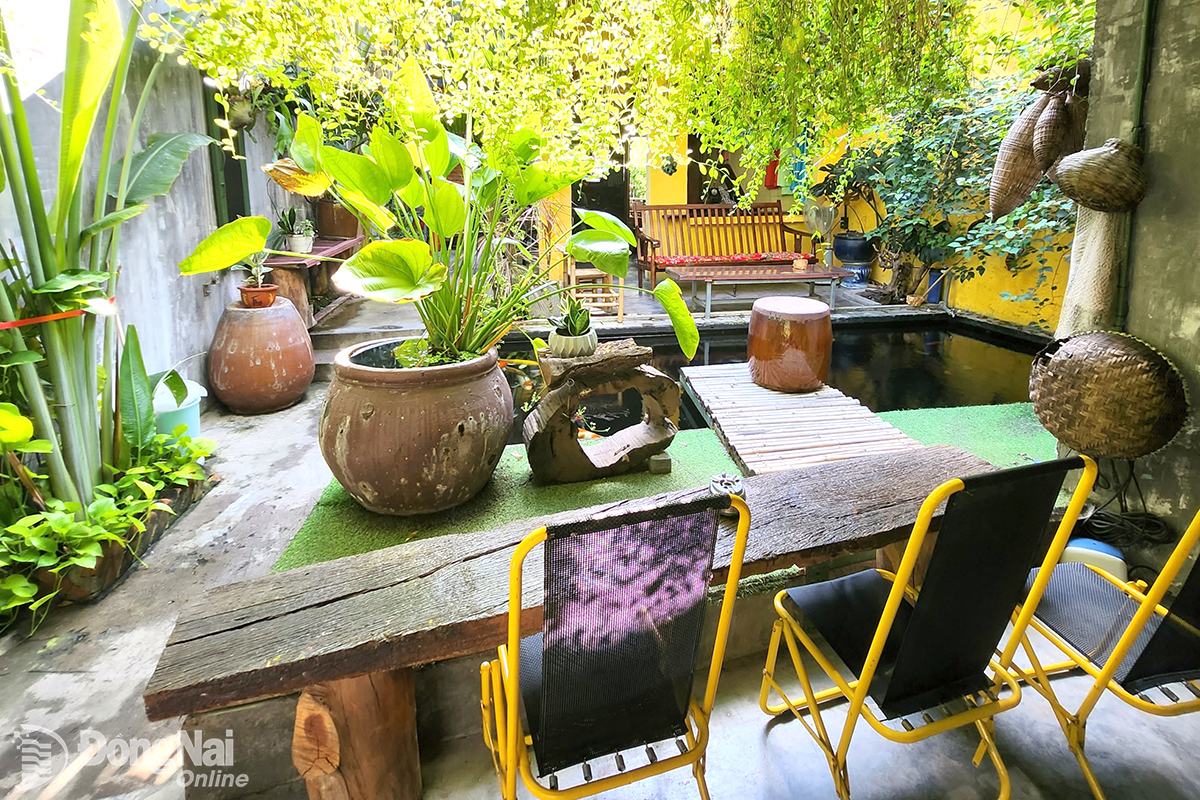 มุมหนึ่งของบรรยากาศชนบทในร้านกาแฟ Dad's House   