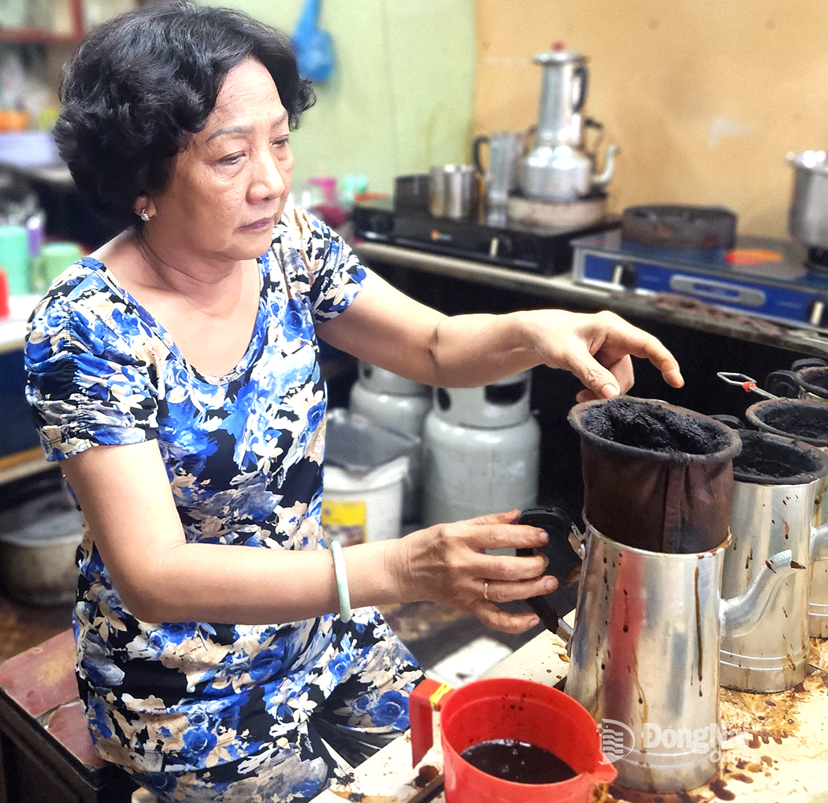 ภาพที่คุ้นเคย ณ ร้านกาแฟกรองกาแฟเวียดนามแบบดั้งเดิมแห่งสุดท้ายที่ยังคงเหลืออยู่ในเบียนฮวา   