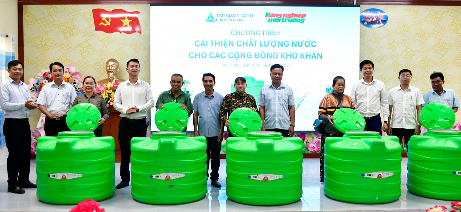 Wassertanks und Wasserfilter wurden an die Bevölkerung der Gemeinde Dong Thai übergeben.