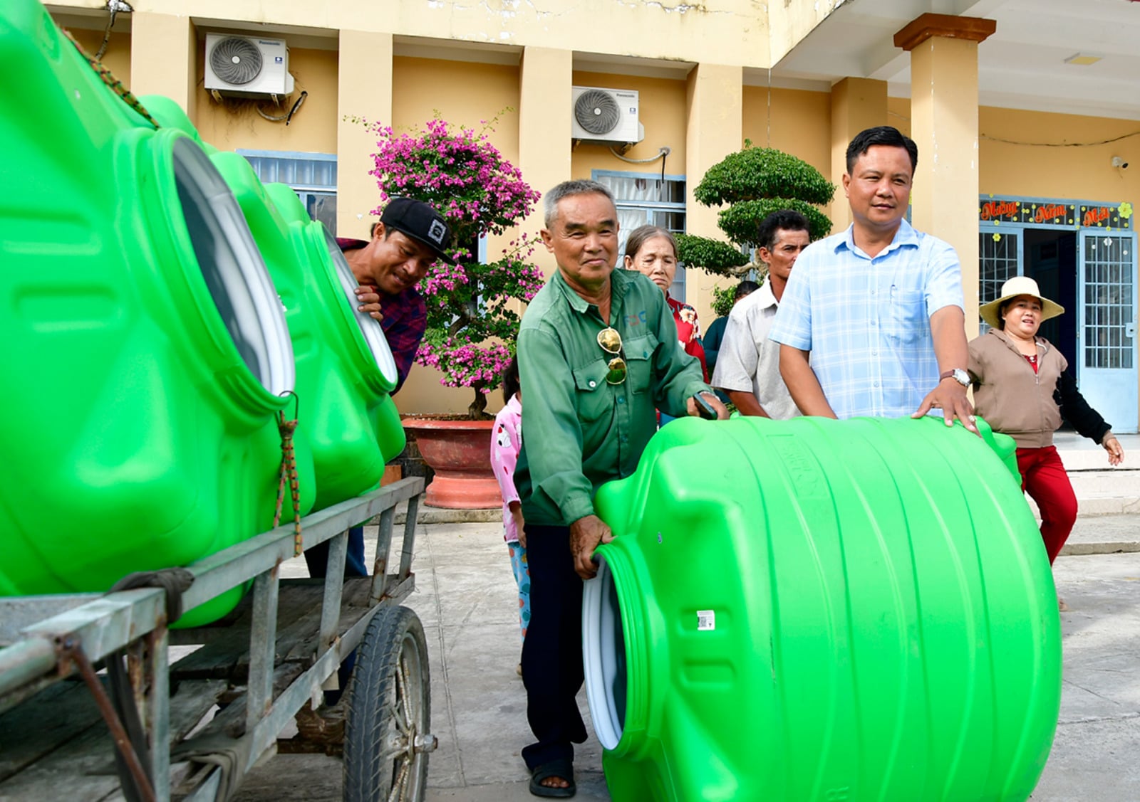 Wassertanks und Wasserfilter wurden an die Bevölkerung der Gemeinde Dong Thai übergeben.