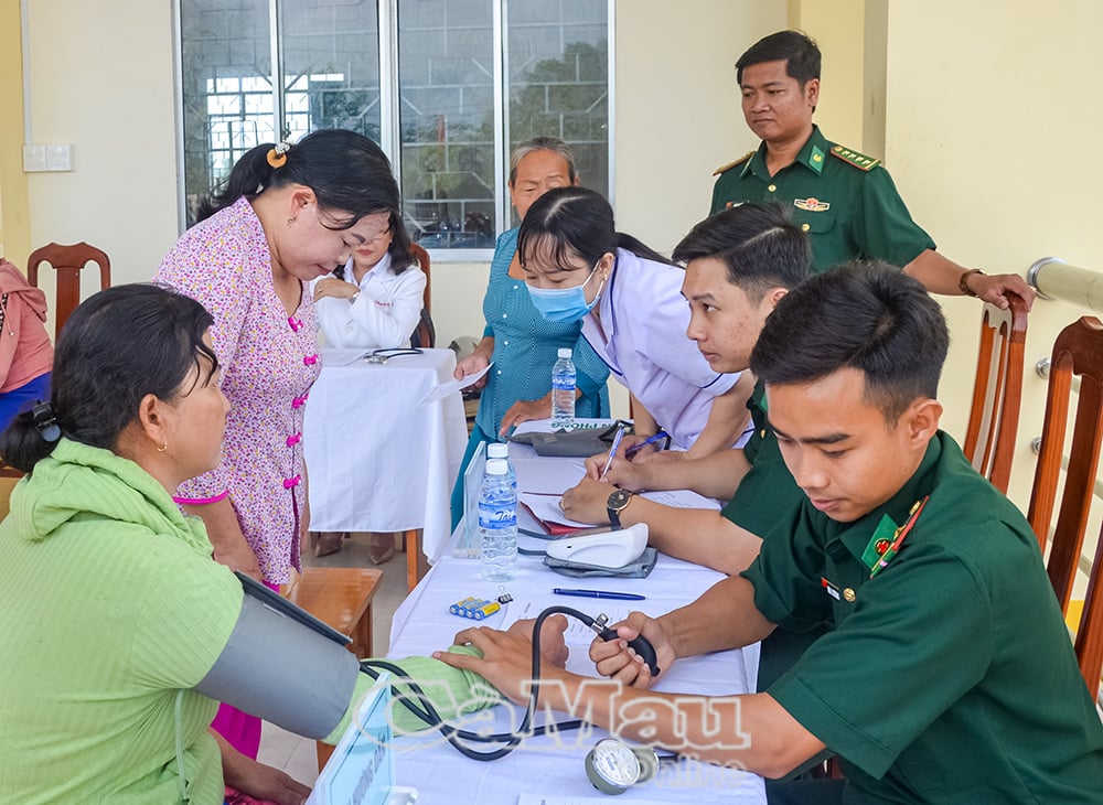 Warga komune U Minh menerima pemeriksaan kesehatan gratis, obat-obatan, dan hadiah pada acara Hari Penjaga Perbatasan Nasional.