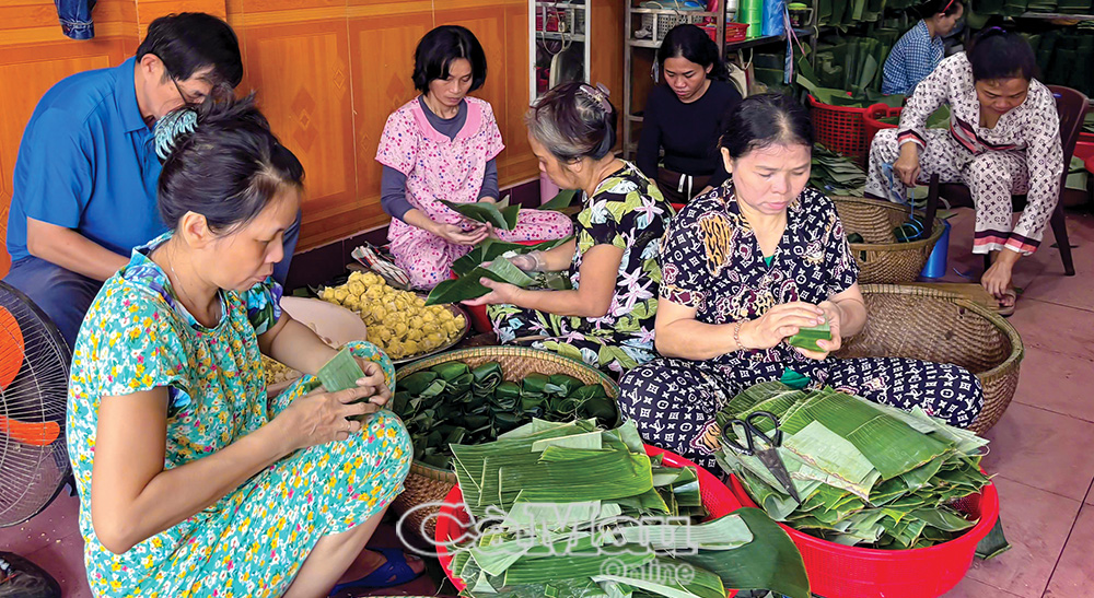 Im zwölften Mondmonat versammeln sich Familien, um Banh Chung und Banh Tet (traditionelle vietnamesische Reiskuchen) zuzubereiten, um den Frühling willkommen zu heißen und Tet zu feiern.