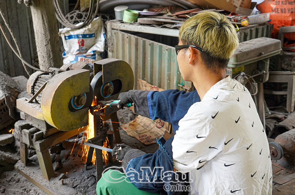 Der Schleifprozess erfordert vom Arbeiter handwerkliches Geschick.