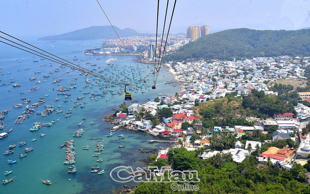 Phu Quoc besticht durch seine vielen wunderschönen Strände, die sich von Norden nach Süden erstrecken, und ist übersät mit über 99 Bergen, die von üppigen, unberührten Wäldern bedeckt sind.