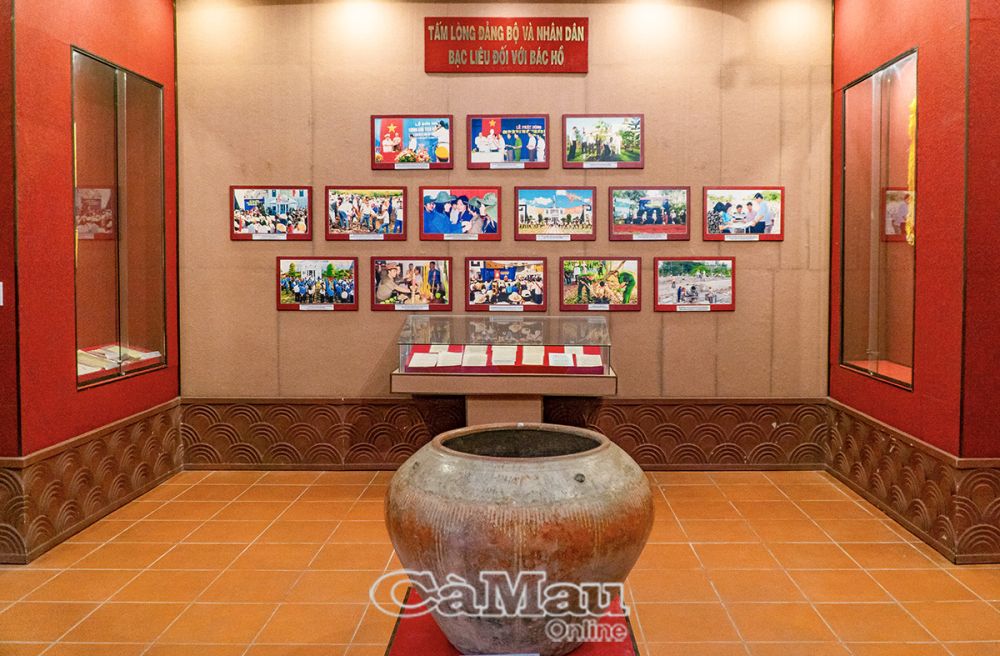 Die ausgestellten Bilder spiegeln die Zuneigung des Parteikomitees und der Bevölkerung der Provinz Bac Lieu zu Präsident Ho Chi Minh wider.