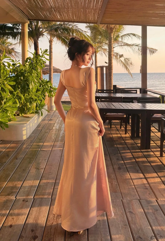 Die verführerische Schönheit eines rückenfreien Kleides. Vẻ đẹp quyến rũ cùng đầm hở lưng- Ảnh 2.
