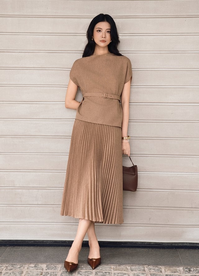 Kreieren Sie eindrucksvollere Büro-Outfits mit Faltenröcken. Phối đồ công sở ấn tượng hơn cùng chân váy xếp ly- Ảnh 1.