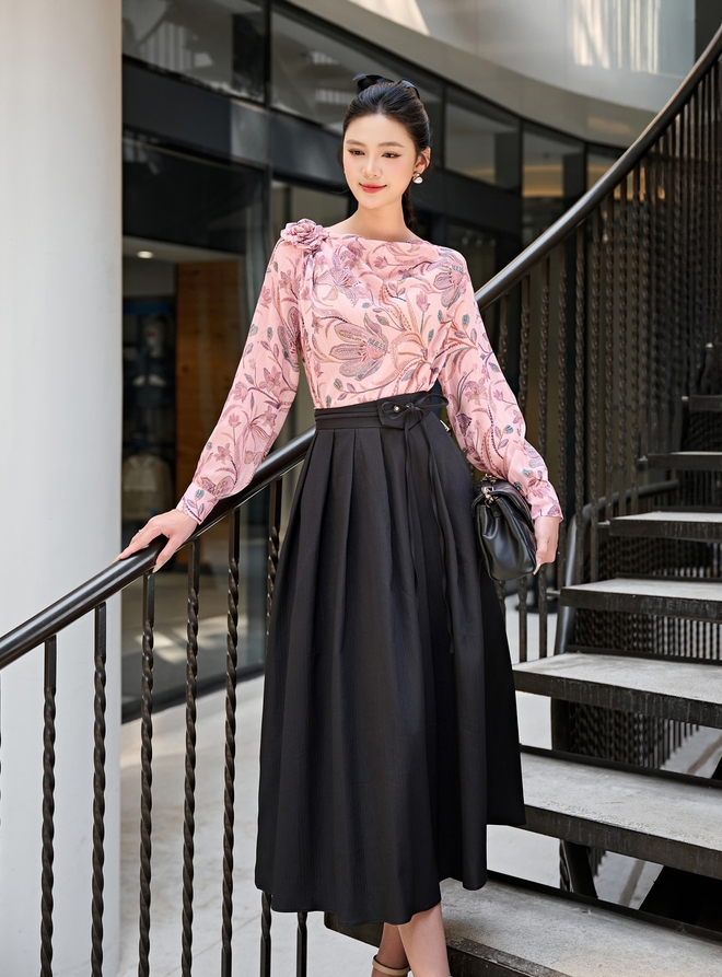 Kreieren Sie eindrucksvollere Büro-Outfits mit Faltenröcken. Phối đồ công sở ấn tượng hơn cùng chân váy xếp ly- Ảnh 8.