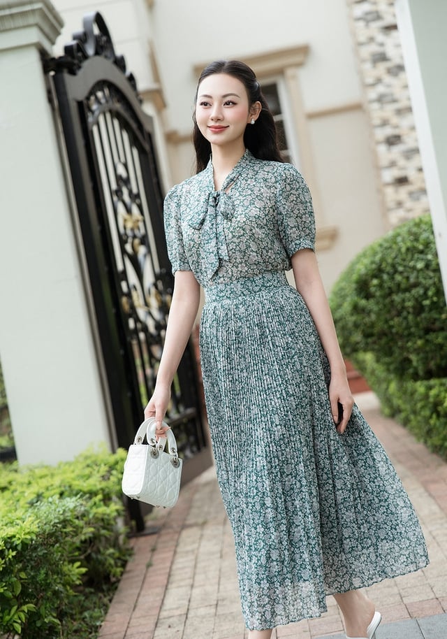Bí quyết tạo diện mạo mới cho phong cách công sở Bí quyết tạo diện mạo mới cho phong cách công sở- Ảnh 1.