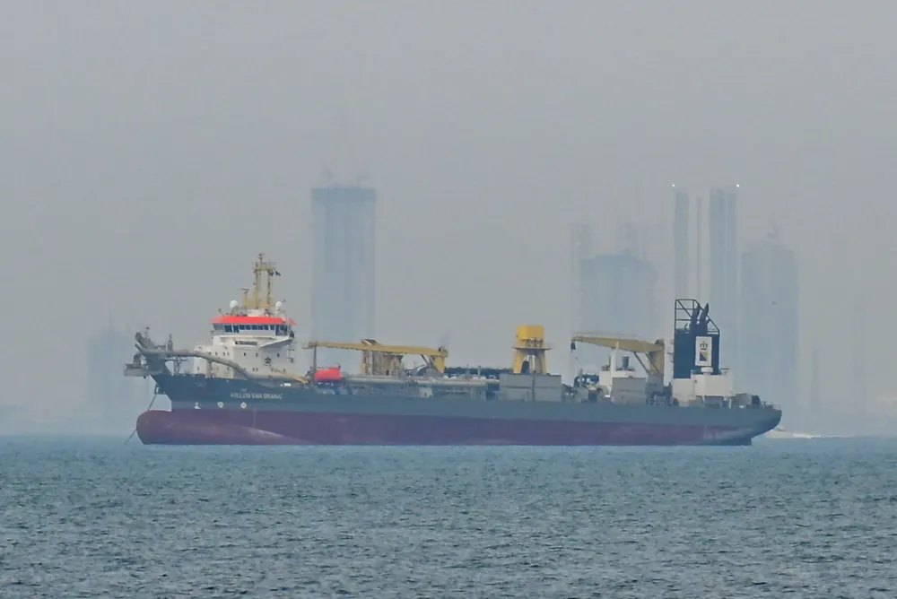 Kapal-kapal berlabuh di perairan Dubai disebabkan oleh gangguan perkapalan di Selat Hormuz. Foto: THX