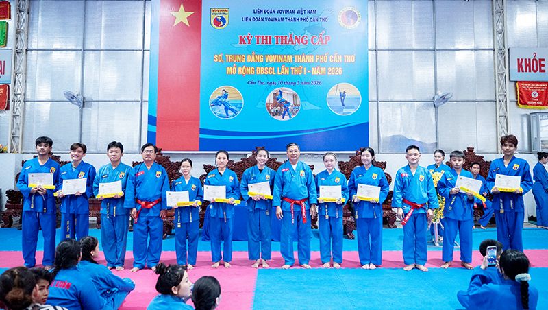 124 Vovinam-Schüler legen die Prüfung auf mittlerem Niveau ab.