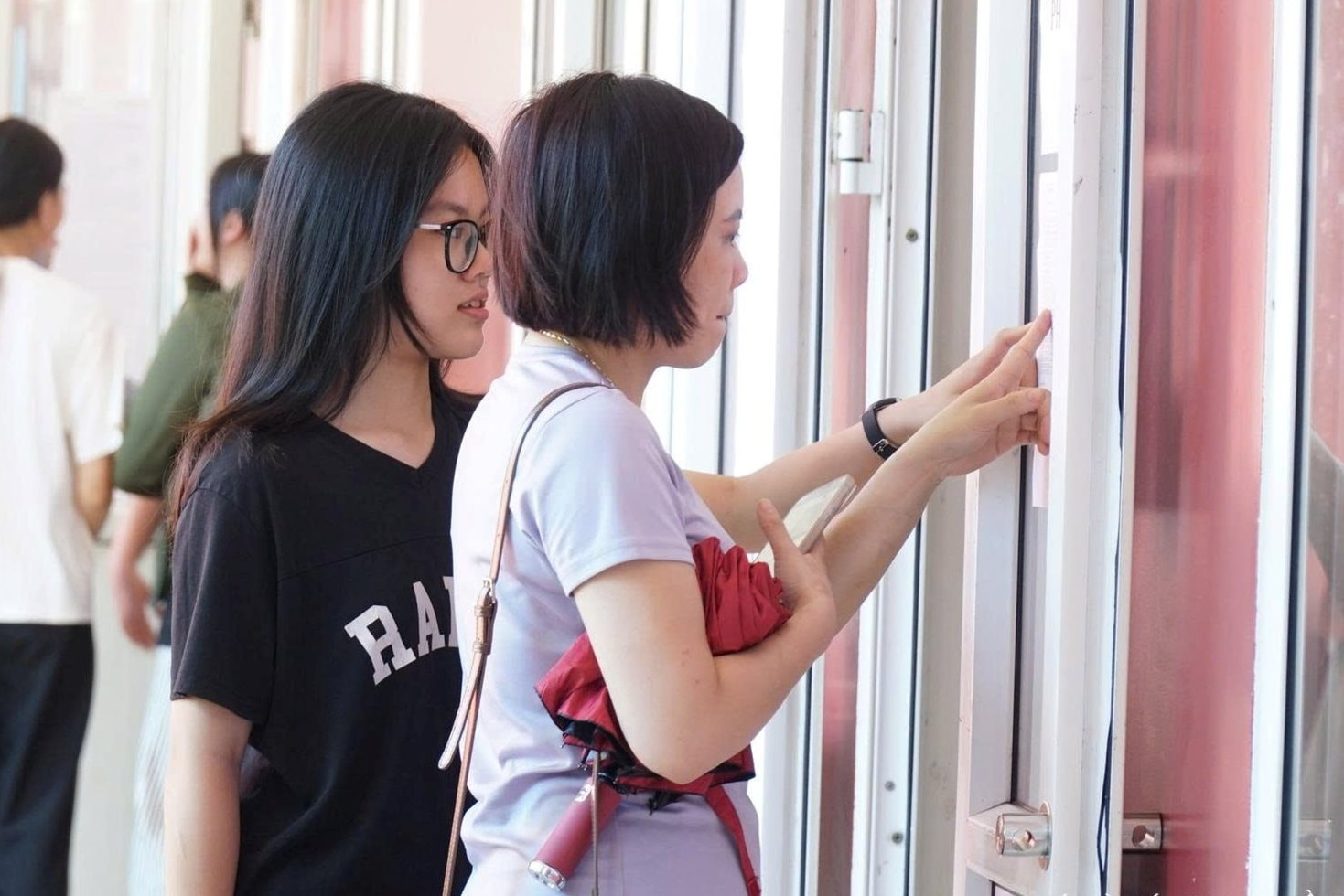 bna_cac thi sinh tai diem thi truong thpt huynh thuc khang. anh mon ha.jpg