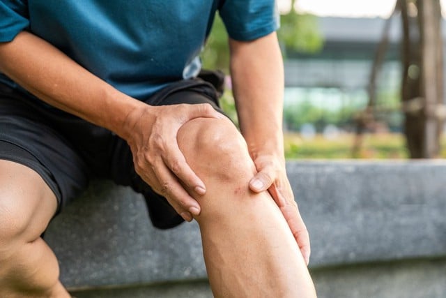 Bí quyết đi bộ cho người đau khớp gối- Ảnh 1.