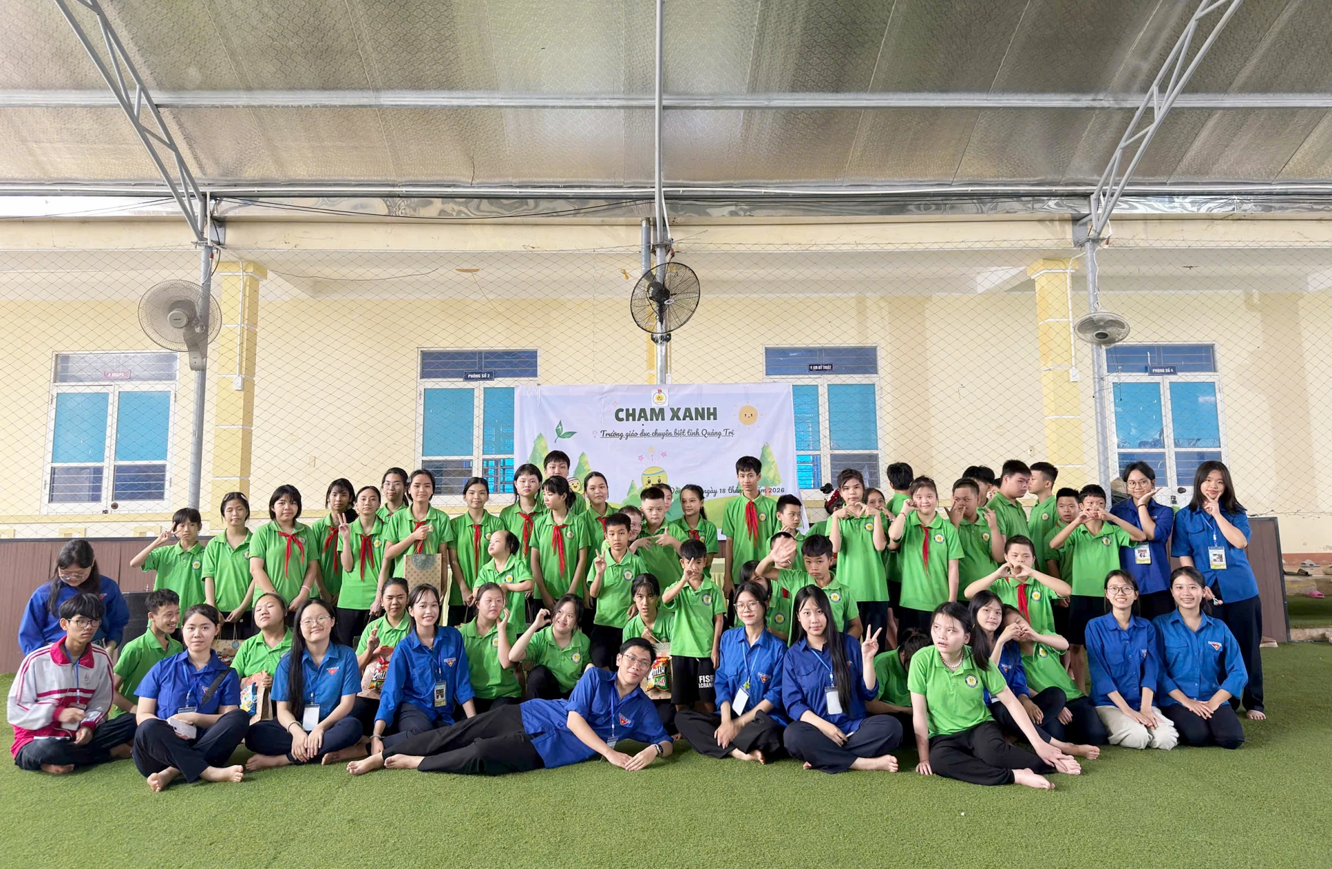 สมาชิกกลุ่มกรีนทัชจัดกิจกรรมสนุกสนานและมอบของขวัญให้กับเด็กๆ ที่โรงเรียนการศึกษาพิเศษจังหวัดกวางตรี - ภาพ: จัดทำโดยทีมงาน