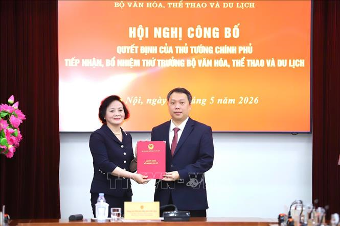 berreichung der Ernennungsentscheidung fr Genosse Nguyen Huy Dung zum  stellvertretenden Minister fr Kultur, Sport und Tourismus.