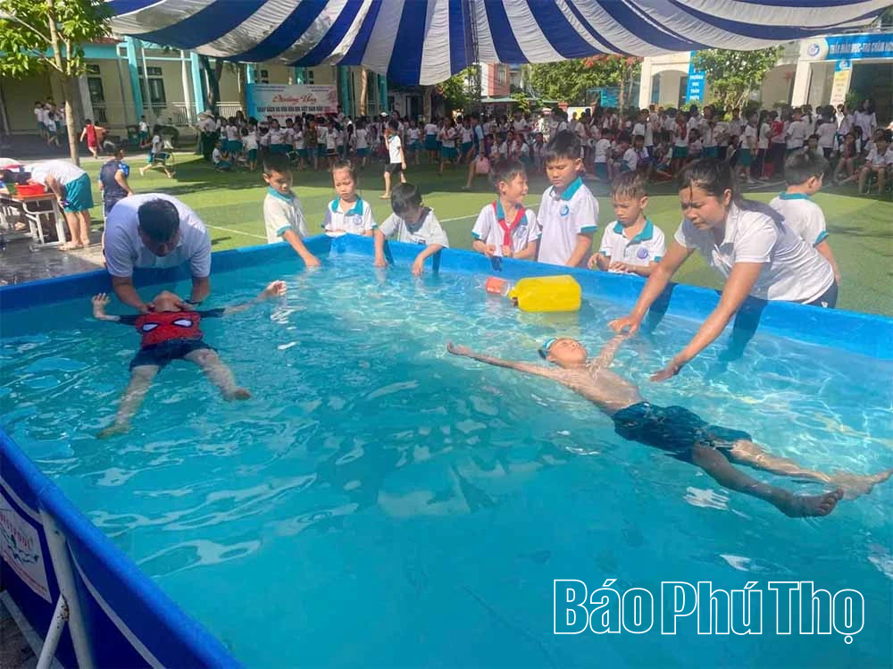 Trang bị kỹ năng cứu đuối cho học sinh