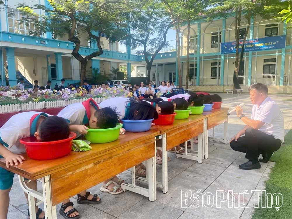 Trang bị kỹ năng cứu đuối cho học sinh