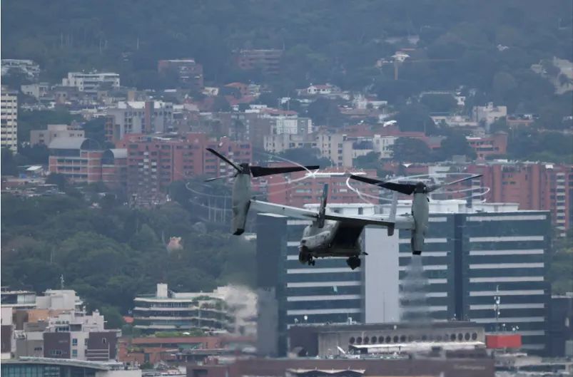 Mỹ tập trận quân sự trên không phận thủ đô của Venezuela- Ảnh 2.