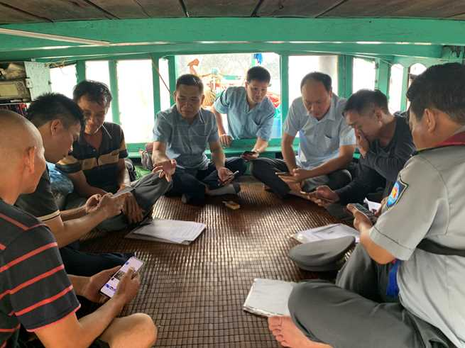 Lực lượng Ban quản lý cảng cá Cái Rồng tuyên truyền cho ngư dân chấp hành việc khai báo, kiếm soát sản lượng thuỷ sản khai thác khi ra vào qua cảng..