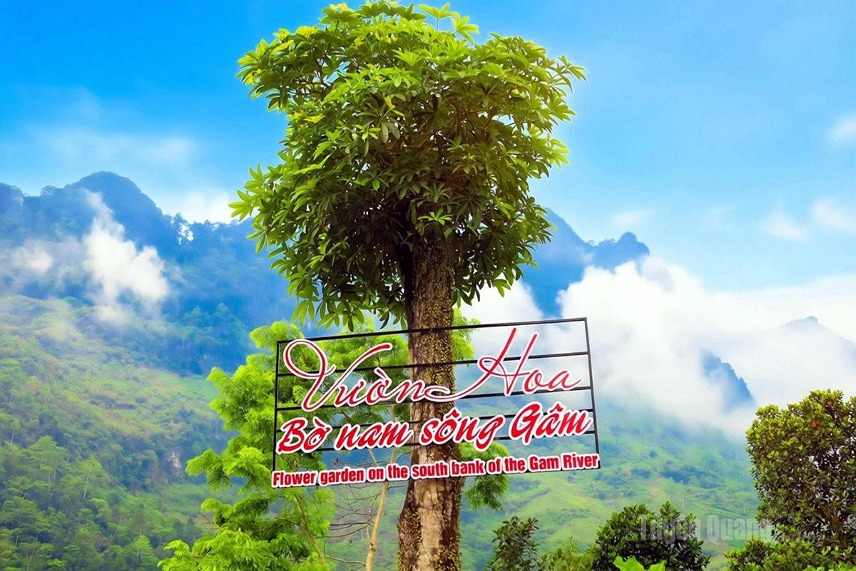 Lung linh sắc hoa bên bờ Nam sông Gâm thơ mộng Biển chỉ dẫn vào vườn hoa bờ Nam sông Gâm như cánh cửa mở ra miền sắc hoa thơ mộng giữa lòng Bắc Mê.