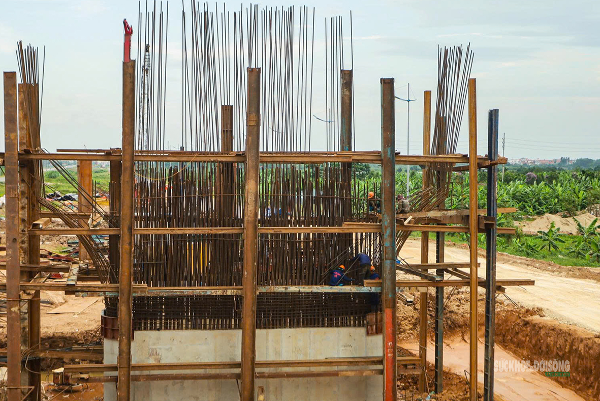 Cầu Hồng Hà vượt sông Hồng dần lộ diện- Ảnh 10.