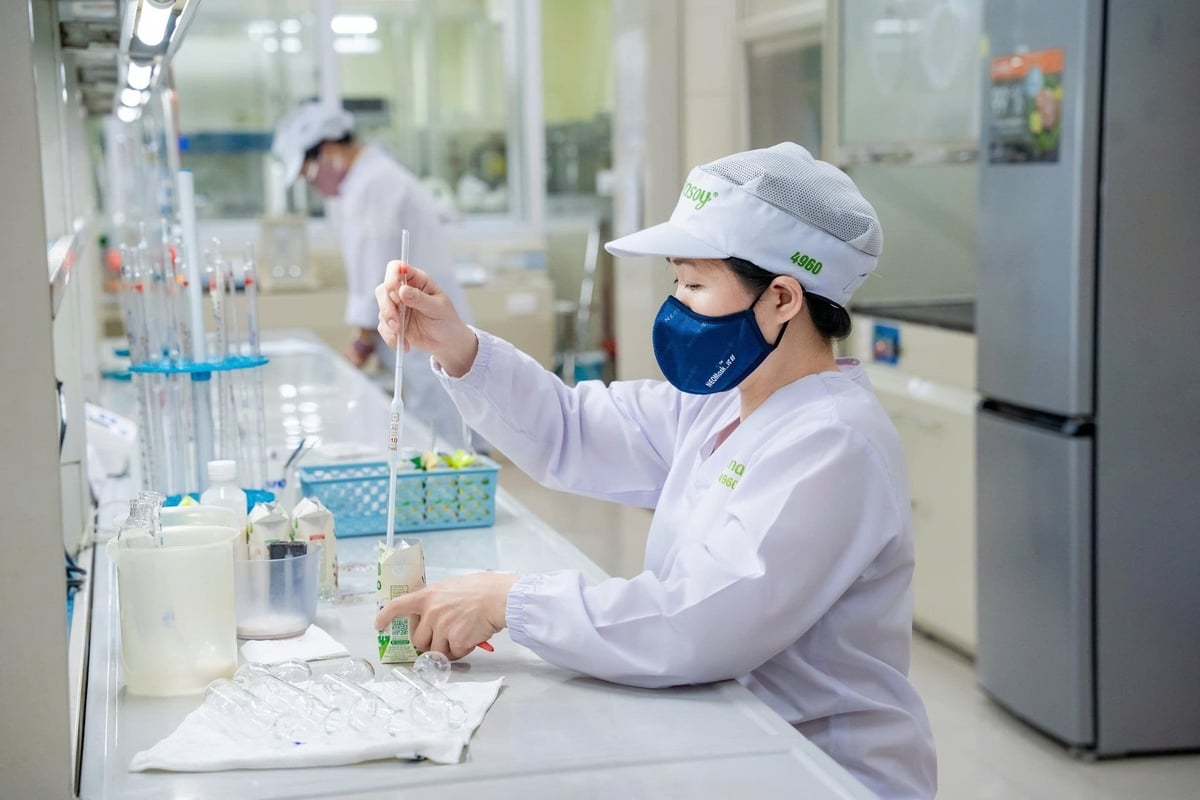 Le Centre de recherche sur les applications du soja Vinasoy se consacre à la recherche, à la restauration et au développement de nouvelles variétés de soja adaptées aux conditions de production au Vietnam pour l'industrie agroalimentaire. Photo : Le Khanh. Trung tâm Nghiên cứu Ứng dụng đậu nành Vinasoy tập trung nghiên cứu, phục tráng và chọn tạo các giống đậu nành mới phù hợp điều kiện sản xuất tại Việt Nam phục vụ chế biến thực phẩm. Ảnh: Lê Khánh.