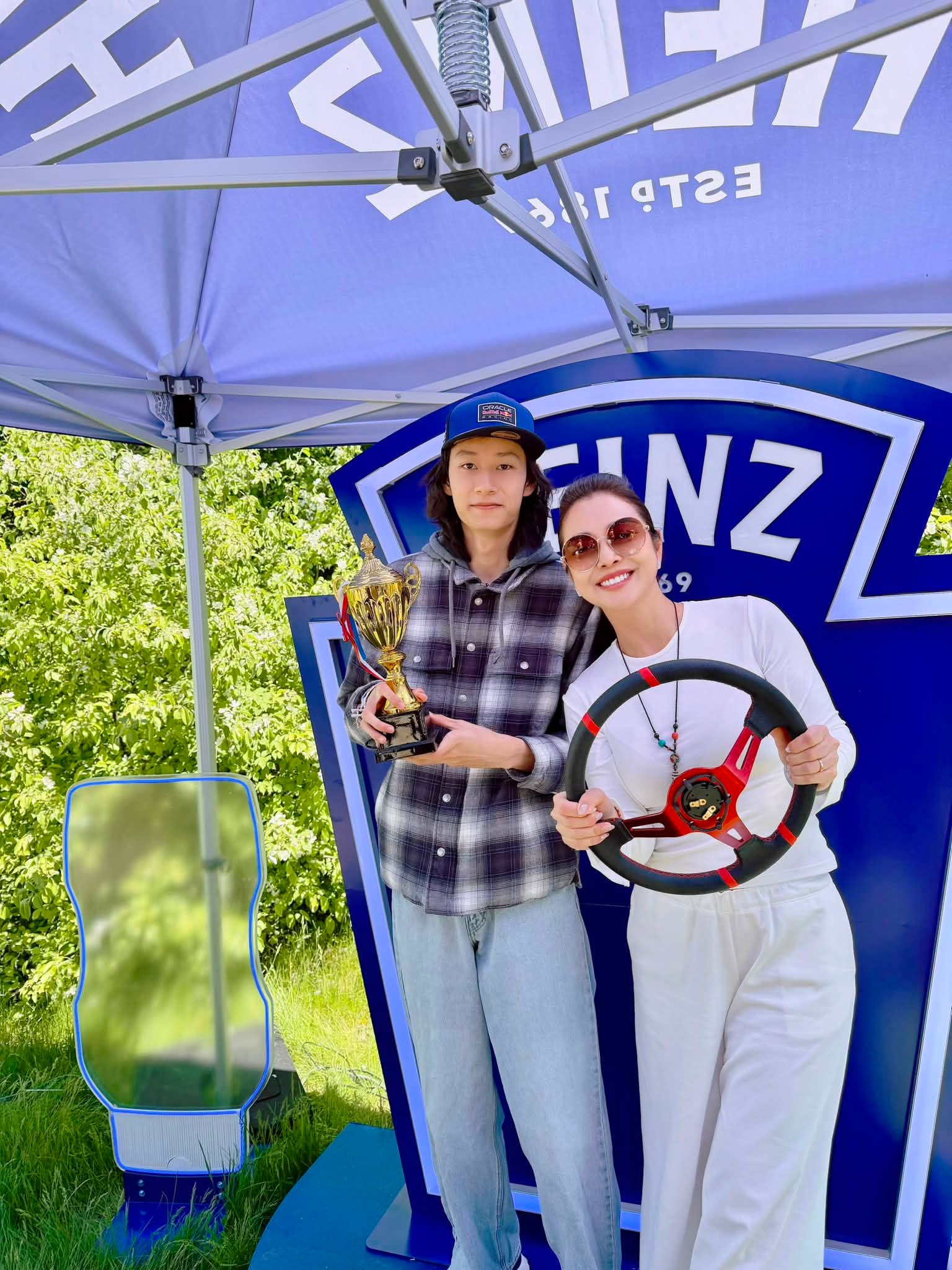 Jennifer Pham gaf haar zoon Bao Nam een speciaal cadeau op zijn dag van de middelbare schoolafsluiting - Foto 5. Jennifer Phạm tặng quà đặc biệt cho con trai Bảo Nam nhân lễ tốt nghiệp cấp 3 - Ảnh 5.