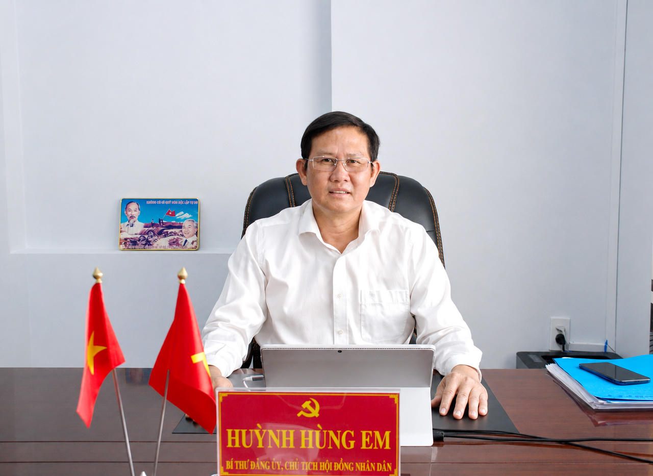 Pan Huynh Hung Em – tajemník stranického výboru a předseda Lidové rady obce Luong The Tran – hovořil s novináři o orientaci místního rozvoje po reorganizaci administrativní jednotky.