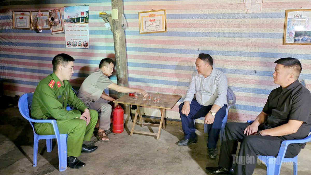 Lực lượng công an xã và cán bộ xã Thắng Mố tuyên truyền, vận động Nhân dân tích cực tham gia đấu tranh, tố giác tội phạm ma túy.